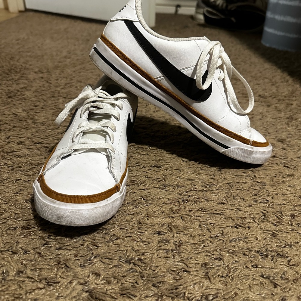 Nike White and Black Sneakers
